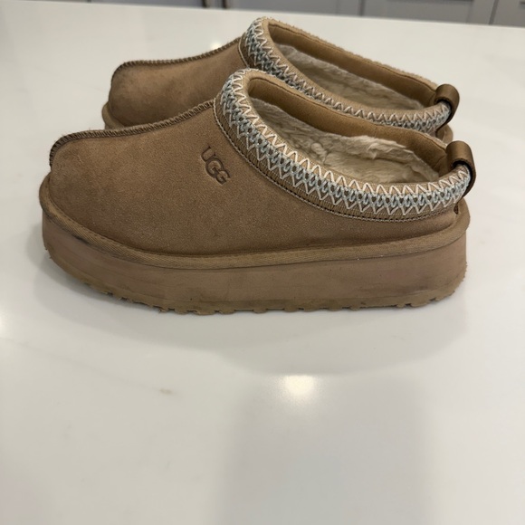 UGG Taz Tan Suede Cozy Slip-Ons with platform bottom - Picture 2 of 2